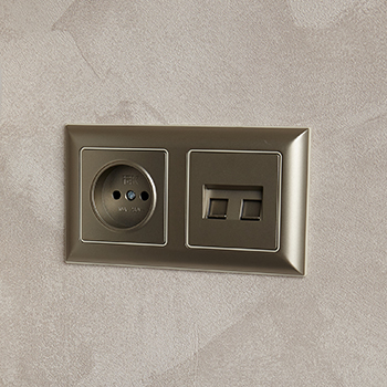 рамка 2-постовая IEK РУ-2-Бр Brite бежевый / шампань - пример установки