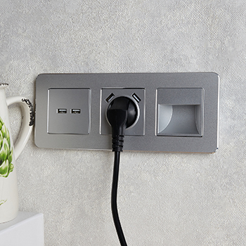 рамка 3-постовая IEK РУ-3-1-Бр металл алюминий RE Brite - пример установки