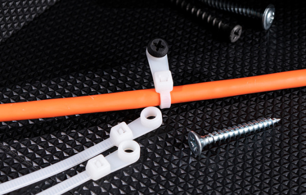 купить Хомут 100*3,6мм нейлон белый под винт Rexant 100шт в Иванове Хомут 100*3,6мм нейлон белый под винт Rexant 100шт