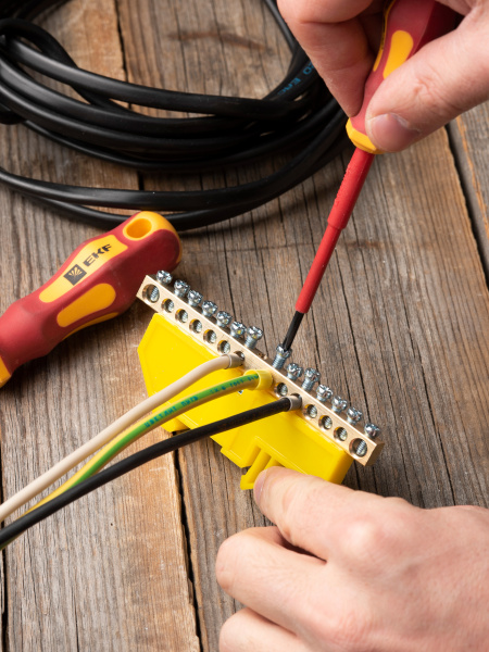 Шина нулевая 6*9 14групп DIN-изолятор типа "Стойка" желтый на DIN-рейку EKF 