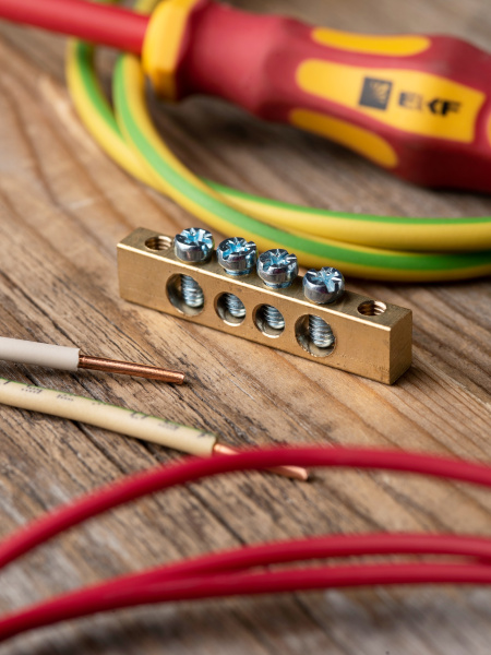 Шина нулевая 6*9 4групп без изолятора винтовой по краям EKF 